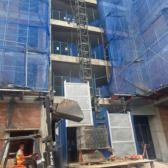 Dịch Vụ Cho Thuê & Lắp Đặt Vận Thăng Lồng Cho Công Trình Nhà Xưởng Cao Tầng – KCN Long Hậu, Cần Giuộc, Long An